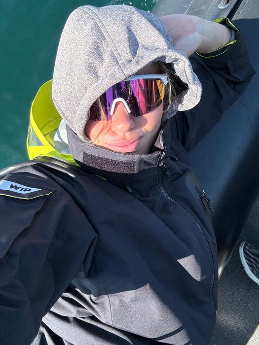 Chiara Gervasoni en tenue de navigation par gros temps, casque et lunettes