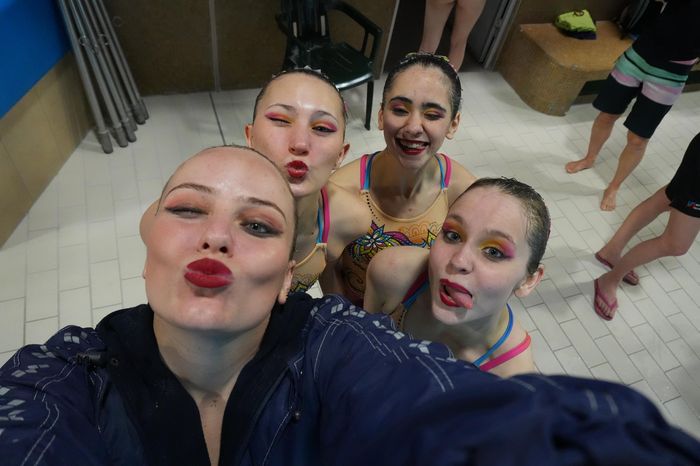 Équipe de natation artistique en costume de compétition