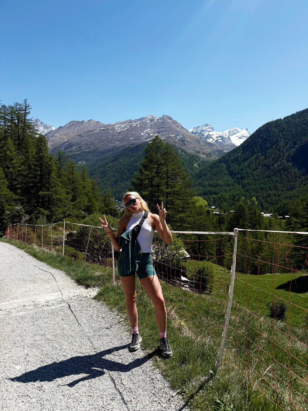Randonnée sur un sentier de montagne, sac au dos