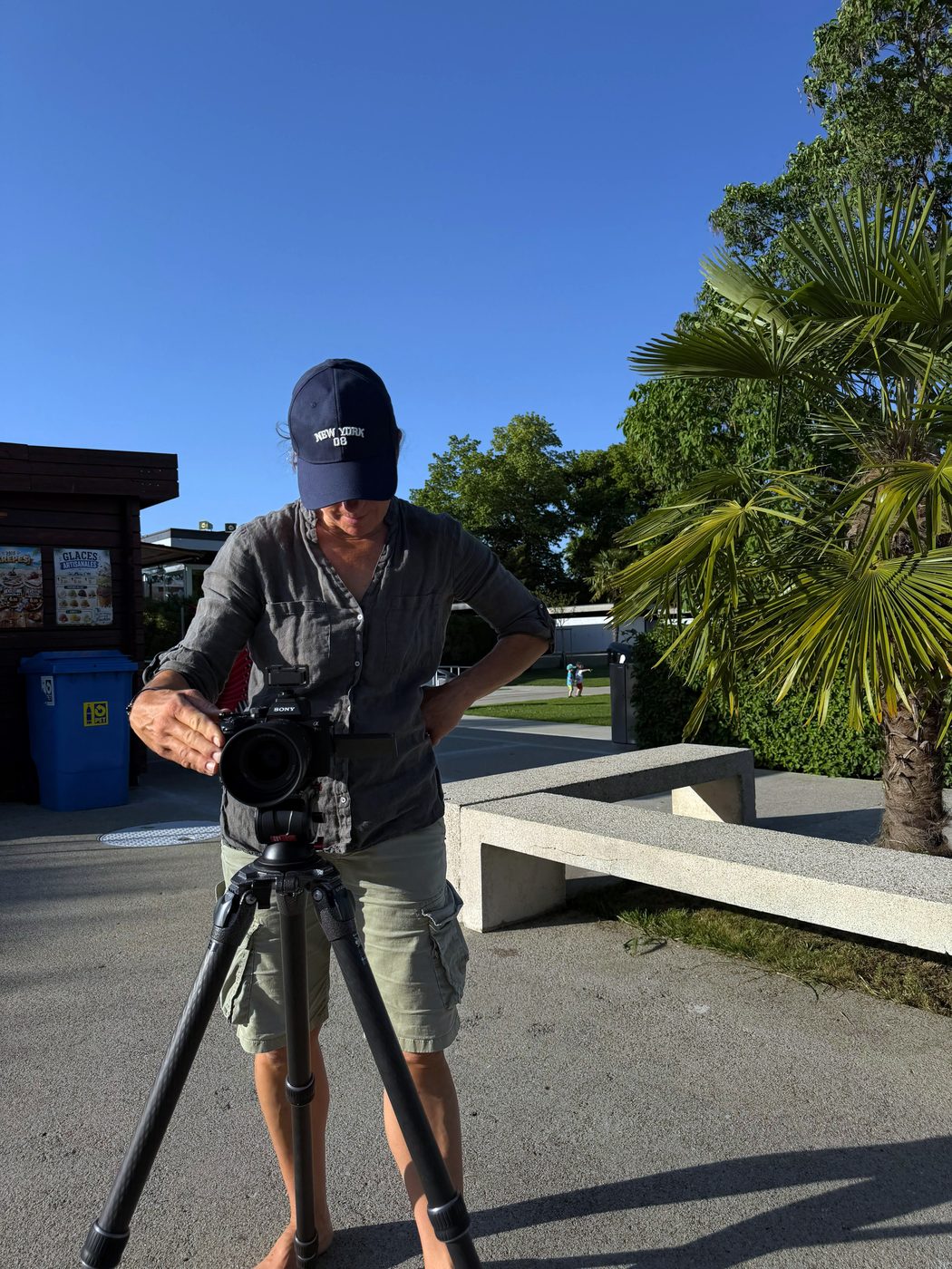 Tournage au bord du lac, caméra sur trépied