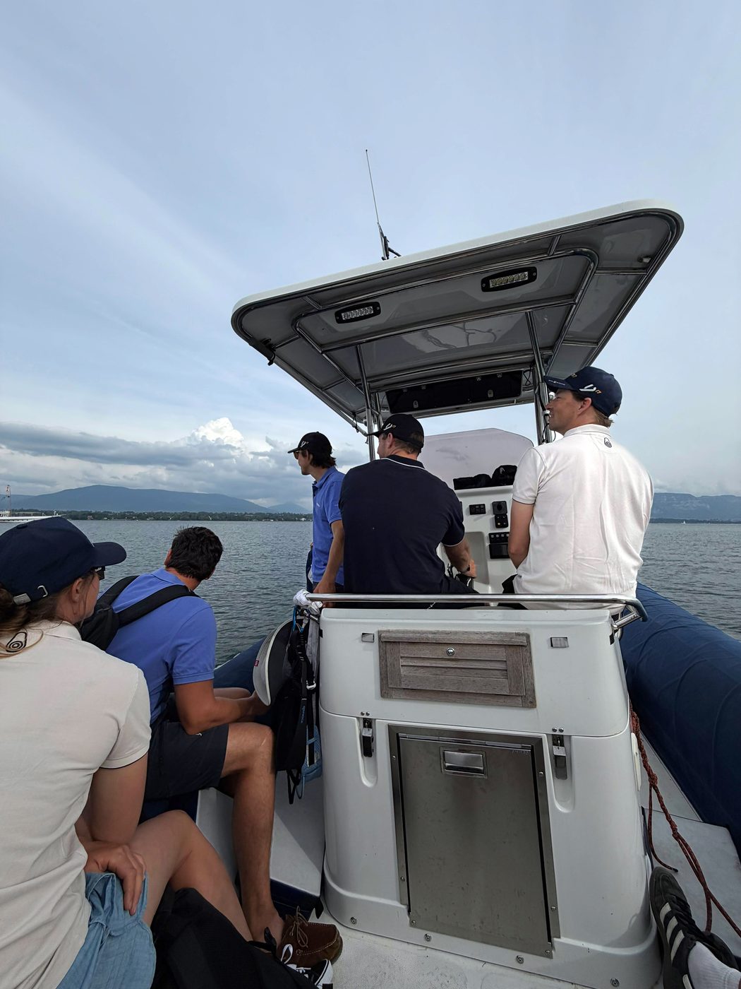 Navigation sur le Léman, passagers à bord d'un bateau
