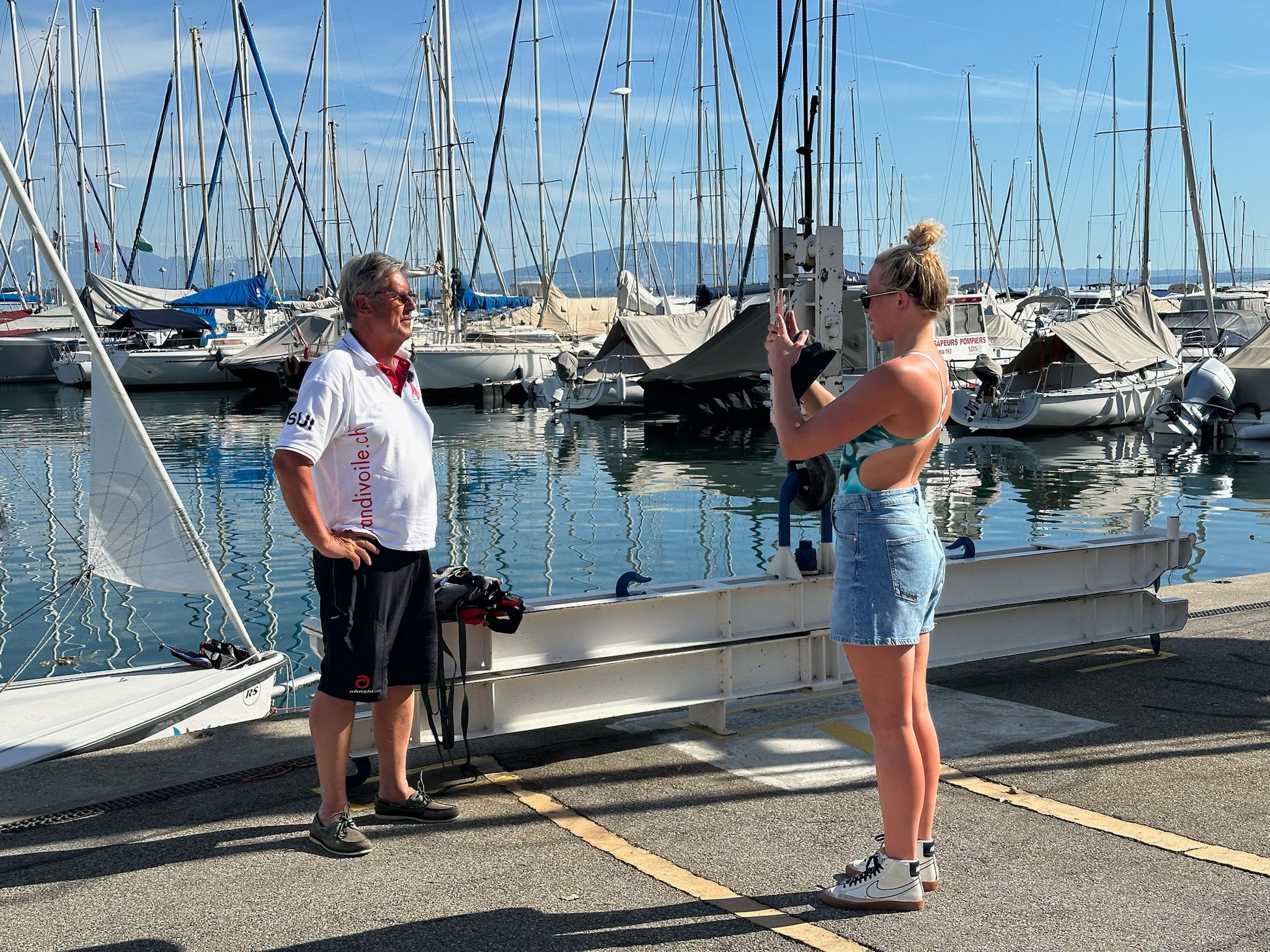 Tournage dans un port de plaisance, devant les voiliers